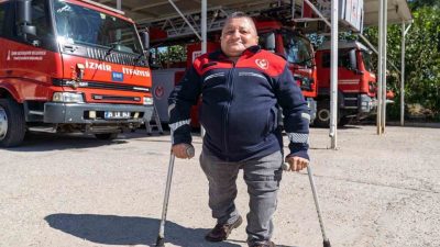 Cam kemik hastalığıyla dünyaya gelen Yaşar Karaduman, İzmir İtfaiyesi’nde 24