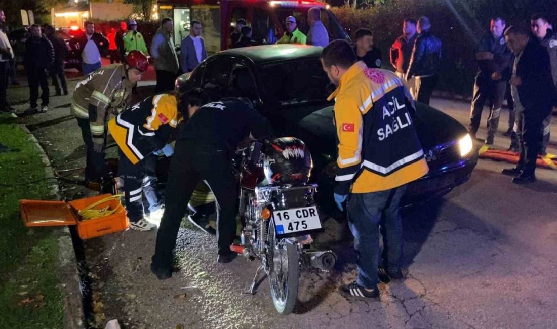 Bursa’nın İnegöl ilçesinde otomobil ile motosikletin çarpıştığı kazada, otomobilin altında