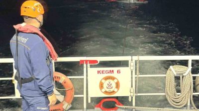 1915 Çanakkale Köprüsü önlerinde içinde 2 kişi bulunan tekne sürüklenmeye