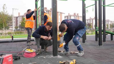Düzce Belediyesi, vatandaşların keyifle vakit geçirdiği parklarda bakım ve onarım