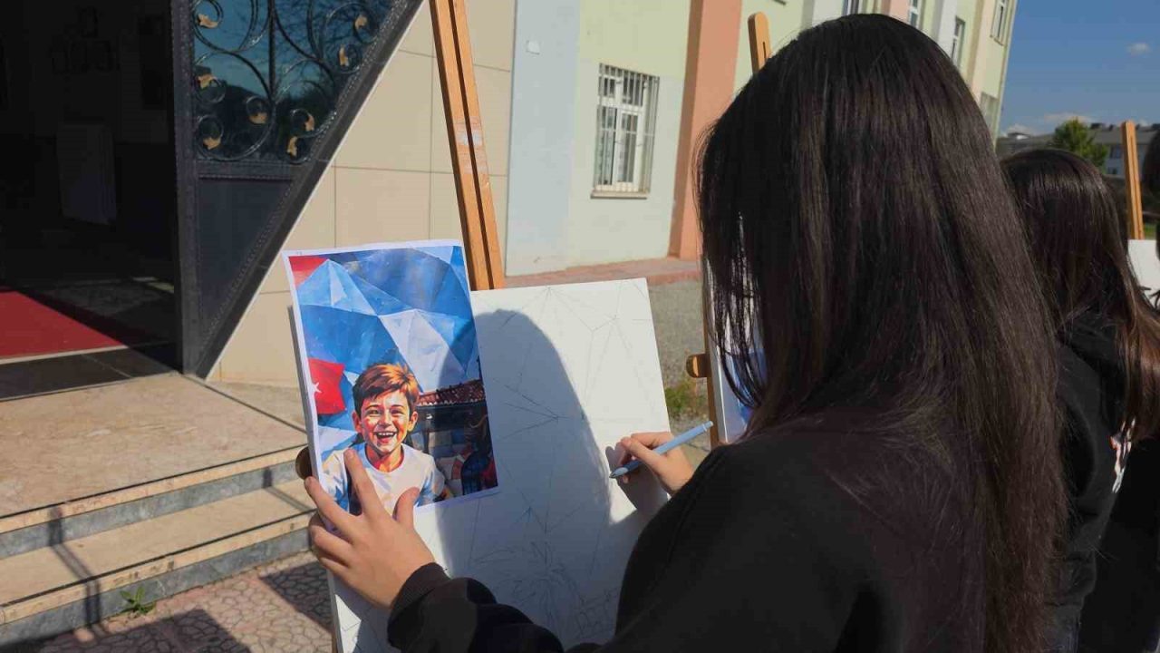 DÜZCE (İHA) – Düzce Güzel Sanatlar Lisesi Resim Bölümü’nde öğrenim