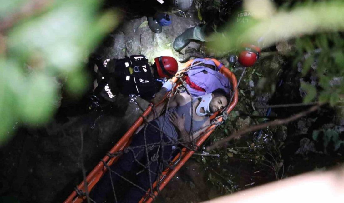 Antalya’da 25 metre yükseklikteki tahta köprüden kayalık alana düşerek yaralanan
