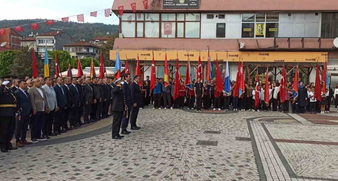 Devrek’te 29 Ekim Cumhuriyet Bayramı programına anıta çelenk sunumu ile