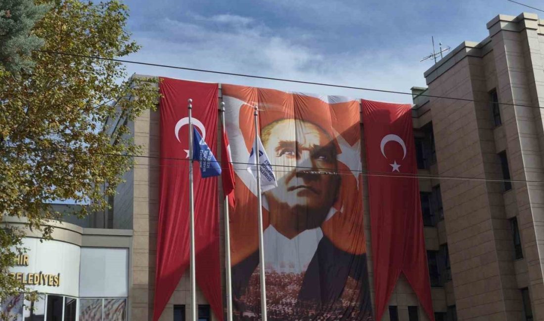 Eskişehir’de 29 Ekim Cumhuriyet Bayramı hazırlıkları çerçevesinde kent merkezindeki kamu