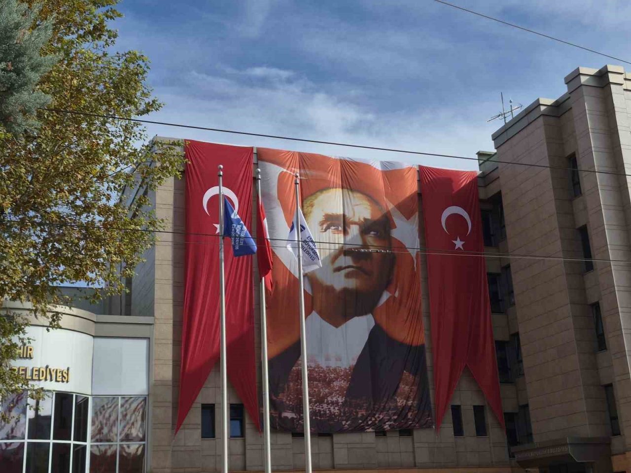Eskişehir’de 29 Ekim Cumhuriyet Bayramı hazırlıkları çerçevesinde kent merkezindeki kamu