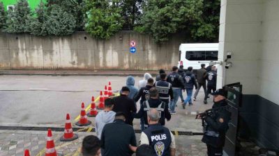 Yasa dışı bahis ve kumar sitelerine para transferlerine aracılık ettikleri