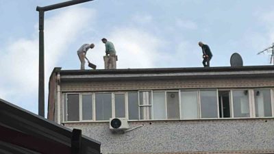 Elazığ’da 7 katlı bir binanın çatısında kiremit değiştiren 3 kişi,
