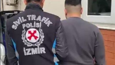 İzmir’in Konak ilçesinde trafikte seyir halindeki bir sürücünün önünü keserek