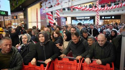 Ataşehir’de bir marketin açılışı dolayısıyla yapılan indirimden faydalanmak isteyen vatandaşlar,