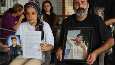 Adana’da ters şeritten hızla gelerek motosiklete çarpıp 2 gencin ölümüne