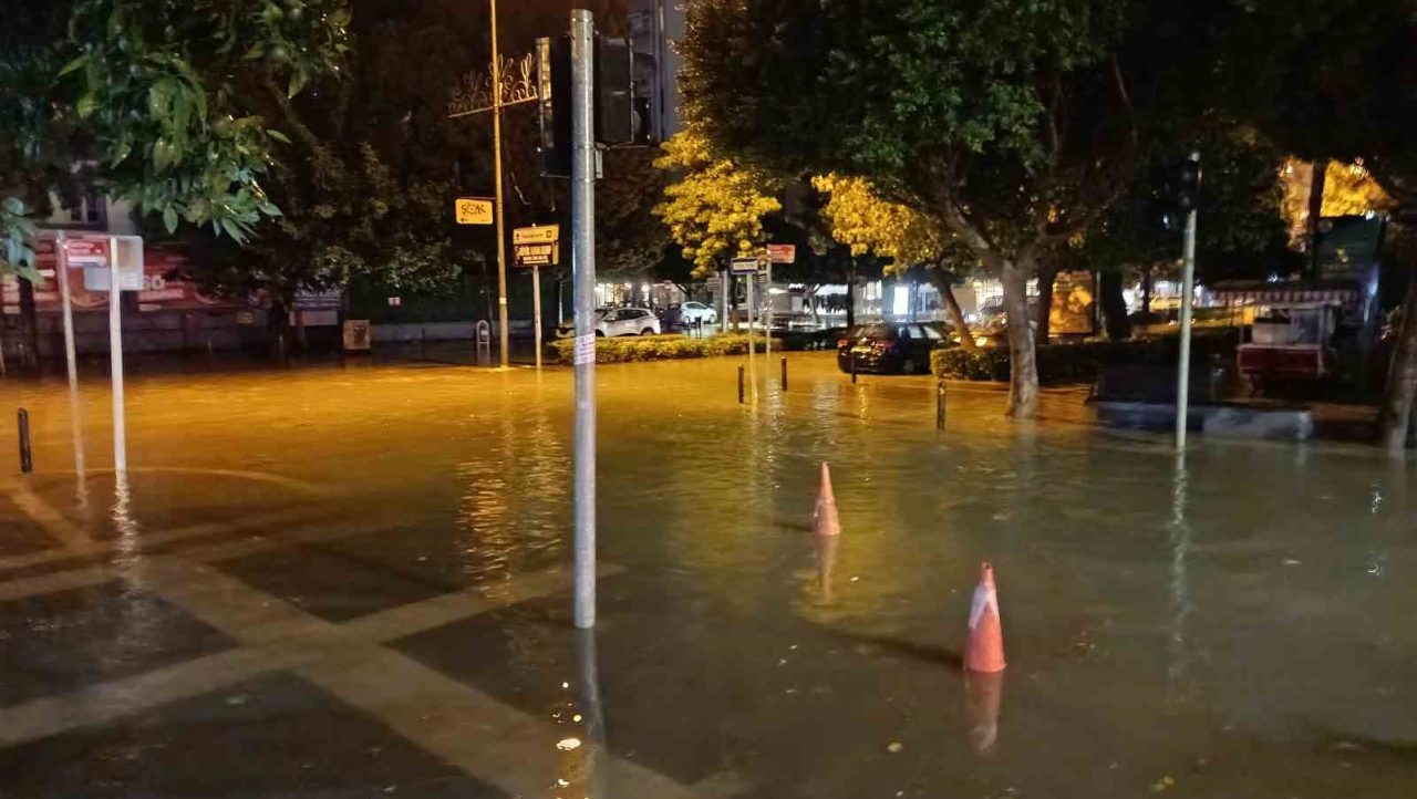 Adana’da yaklaşık 45 dakika etkili olan sağanak yağış sonrası ana