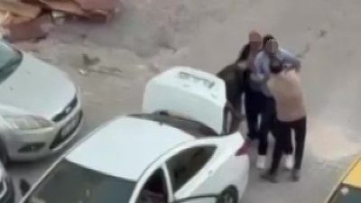 Adana’da bir grup şahıs, bir adamı zorla otomobilin bagajına bindirerek