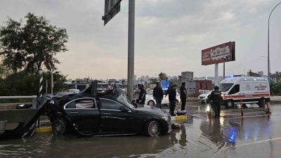 Adana’da kontrolden çıkan otomobilin tabela direğine çarptığı kazada sürücü hayatını