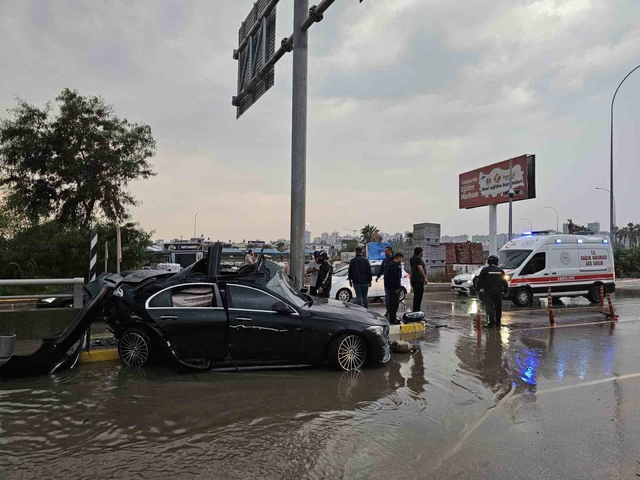 Adana’da kontrolden çıkan otomobilin tabela direğine çarptığı kazada sürücü hayatını