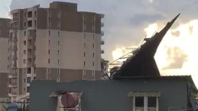 Adana’da etkili olan sağanak yağış ve şiddetli rüzgar, kentte hasara