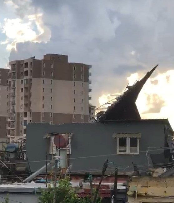 Adana’da etkili olan sağanak yağış ve şiddetli rüzgar, kentte hasara