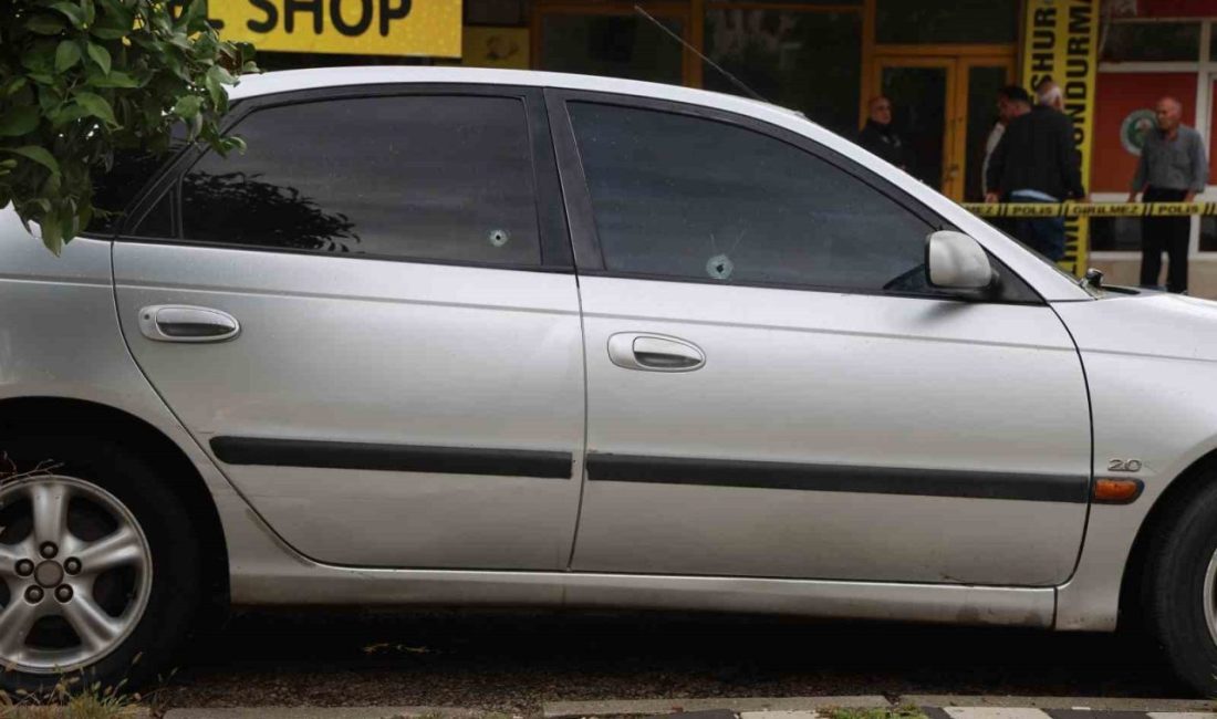 Adana’nın Kozan ilçesinde motosikletle gelen 2 kişi, husumetli oldukları iddia