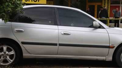 Adana’nın Kozan ilçesinde motosikletle gelen 2 kişi, husumetli oldukları iddia