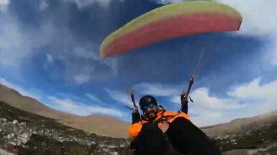 Bitlis’in Adilcevaz ilçesinde gökyüzünde süzülen yamaç paraşütü, Van Gölü’nün eşsiz