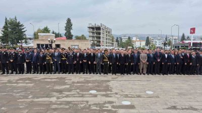 Adıyaman’da 29 Ekim Cumhuriyet Bayramı’nın 103. yıl dönümü dolayısıyla çelenk
