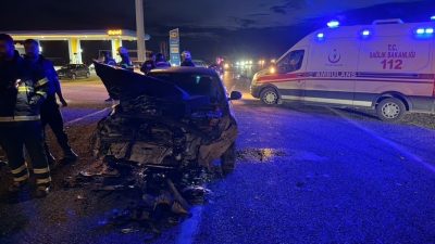 Adıyaman’ın Kahta ilçesinde otomobil ile kamyonetin çarpışması sonucu meydana gelen
