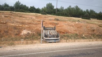 Adıyaman’ın Besni ilçesinde takla atarak ters dönen otomobildeki 2 kişi