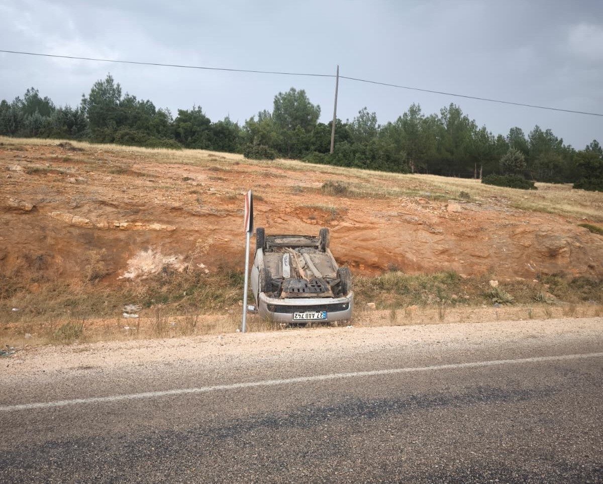 Adıyaman’ın Besni ilçesinde takla atarak ters dönen otomobildeki 2 kişi