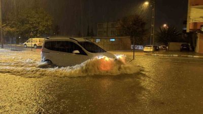 Adıyaman’da etkili olan şiddetli yağış, kent merkezinde hayatı olumsuz etkiledi.