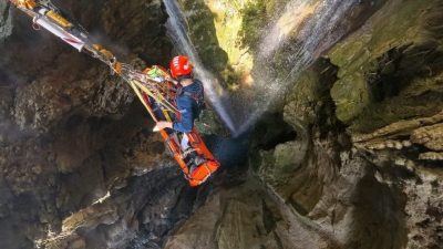 Antalya’da, Afet ve Acil Durum Yönetimi Başkanlığı’nca (AFAD) ipli kurtarma
