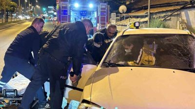 Kayseri’nin Kocasinan ilçesinde orta refüjdeki ağaca çarpan otomobil yola savrulurken,