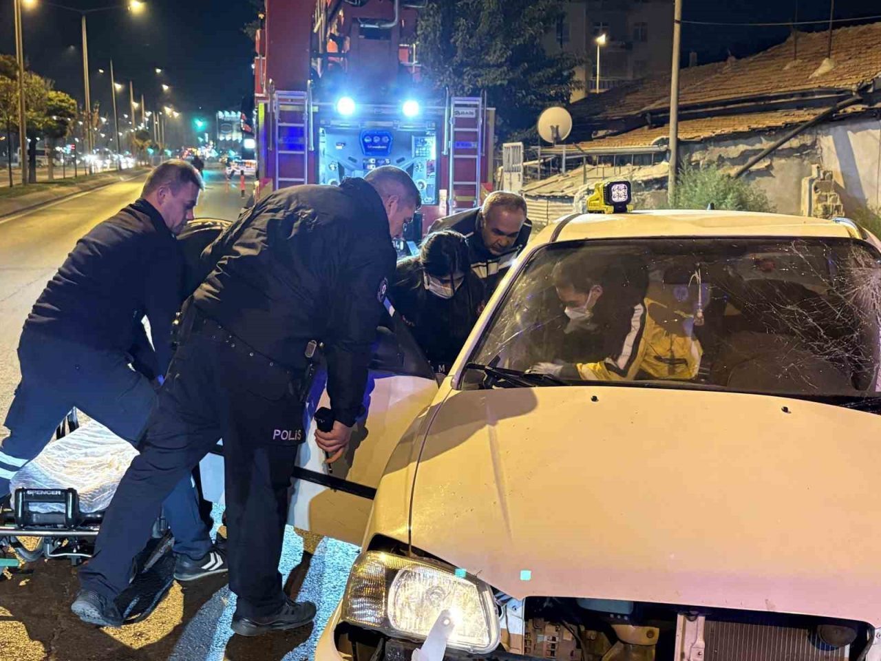 Kayseri’nin Kocasinan ilçesinde orta refüjdeki ağaca çarpan otomobil yola savrulurken,
