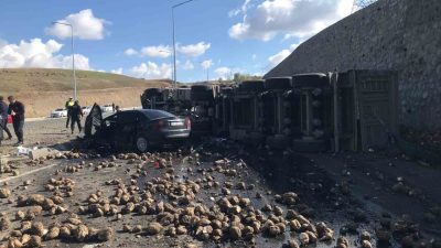 Ağrı’nın Hamur ilçesinde, pancar yüklü tır ile otomobilin çarpışması sonucu