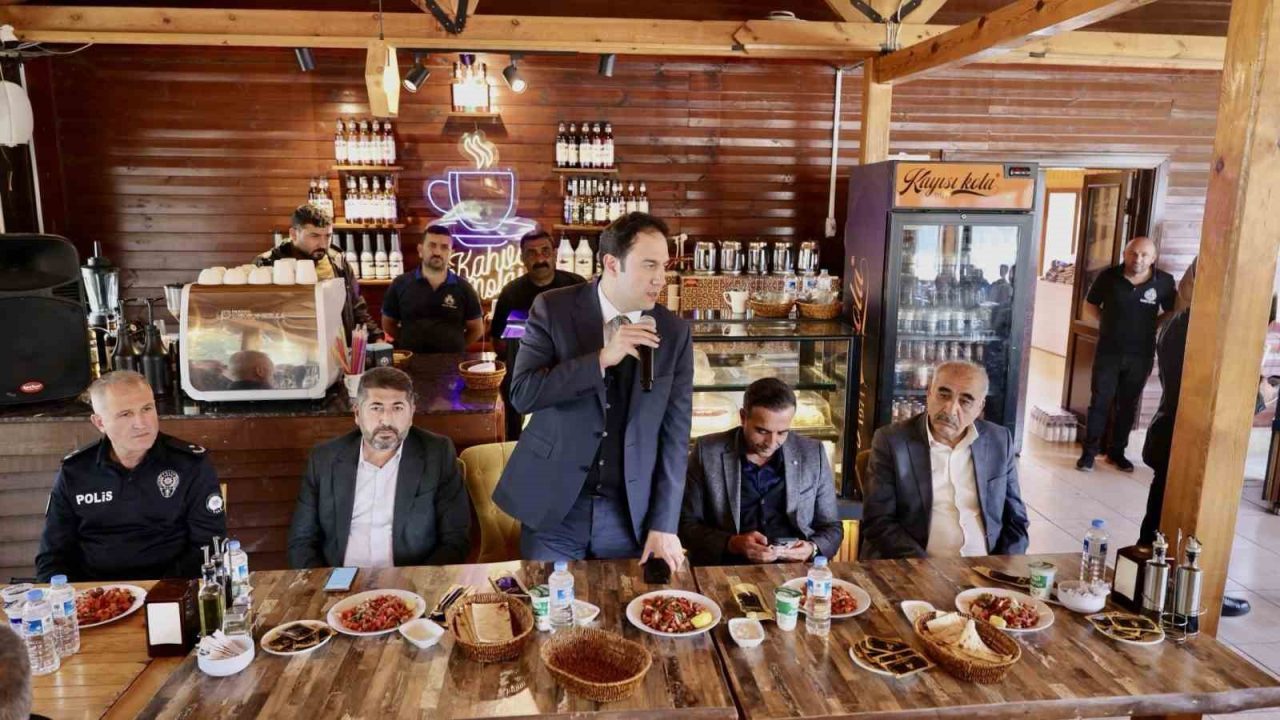 Malatya’nın Akçadağ Belediye Başkanı Hasan Ulutaş, ilçedeki muhtarlarla bir araya