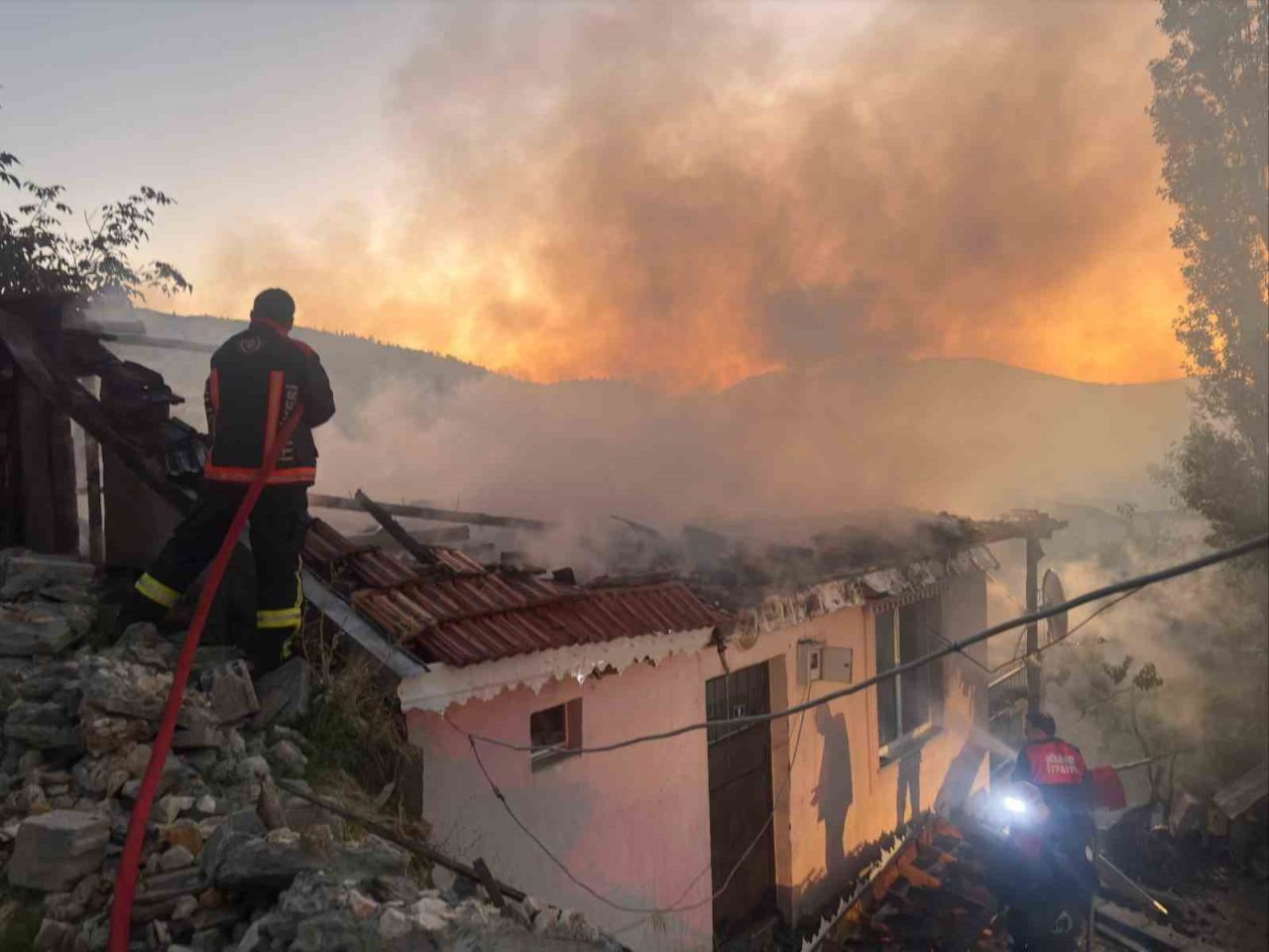 Adıyaman’ın Gölbaşı ilçesinde bir şahıs, tartıştığı akrabasını evde uyuduğu esnada