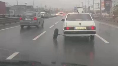 Kocaeli D-100 Karayolu’nda seyir halindeki otomobilin aks demiri kırılırken, arka