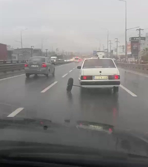 Kocaeli D-100 Karayolu’nda seyir halindeki otomobilin aks demiri kırılırken, arka