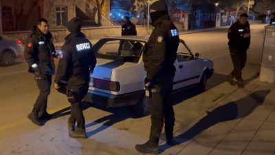 Aksaray’da polis ekiplerinin düzenlediği şok uygulamada araç ve şüpheli şahısların