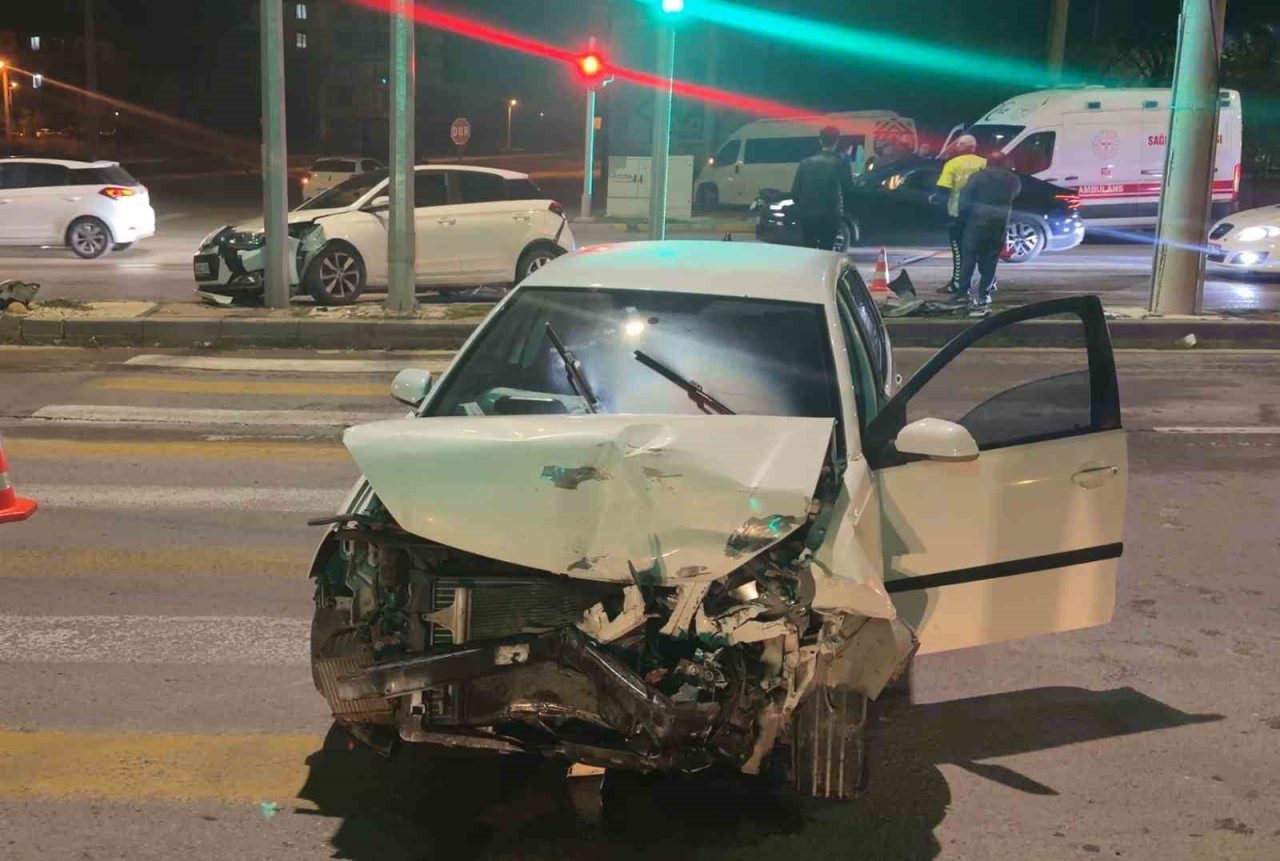 Aksaray’da 3 araç ile bir motosikletin karıştığı zincirleme trafik kazasında