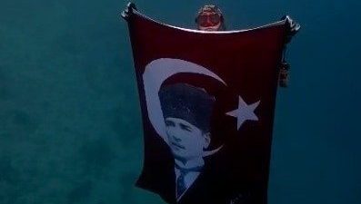 Muğla’nın Ula ilçesine bağlı Akyaka Mahallesi’nde iki dalgıç, Cumhuriyet’in 103’üncü