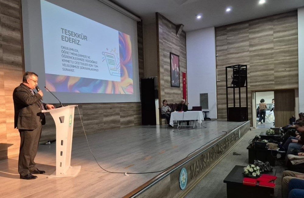 Manisa’nın Alaşehir ilçesinde düzenlenen okul aile birliği toplantısında velilere dijital