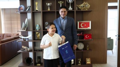 Aliağa Belediyesi Özel Gereksinimli Bireyler Yüzme Kursu öğrencisi şampiyon yüzücü