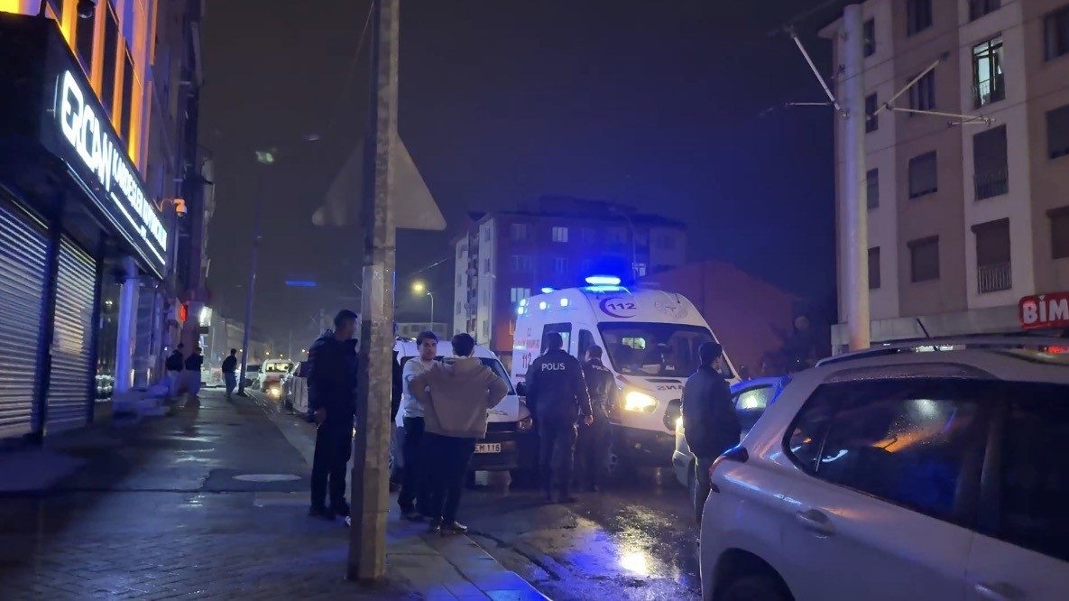 Eskişehir’de bir apartmanın giriş kapısını açmaya çalışırken kırılan camlar nedeniyle