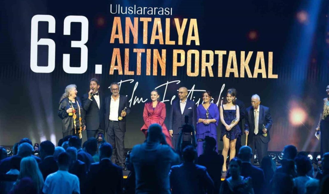 63’üncü Uluslararası Antalya Altın Portakal Film Festivali’nin açılış galasında oyuncular