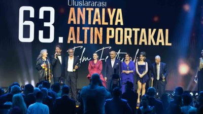 63’üncü Uluslararası Antalya Altın Portakal Film Festivali’nin açılış galasında oyuncular