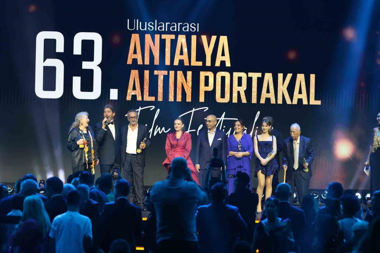 63’üncü Uluslararası Antalya Altın Portakal Film Festivali’nin açılış galasında oyuncular