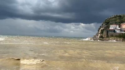 Bartın’ın Amasra ilçesinde sabah soğuk hava ve fırtına öğle saatlerinden