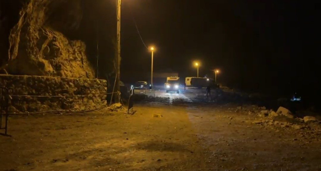 Bartın’ın Amasra ilçesinde kaya parçaları, karavanların bulunduğu yola düştü. 13