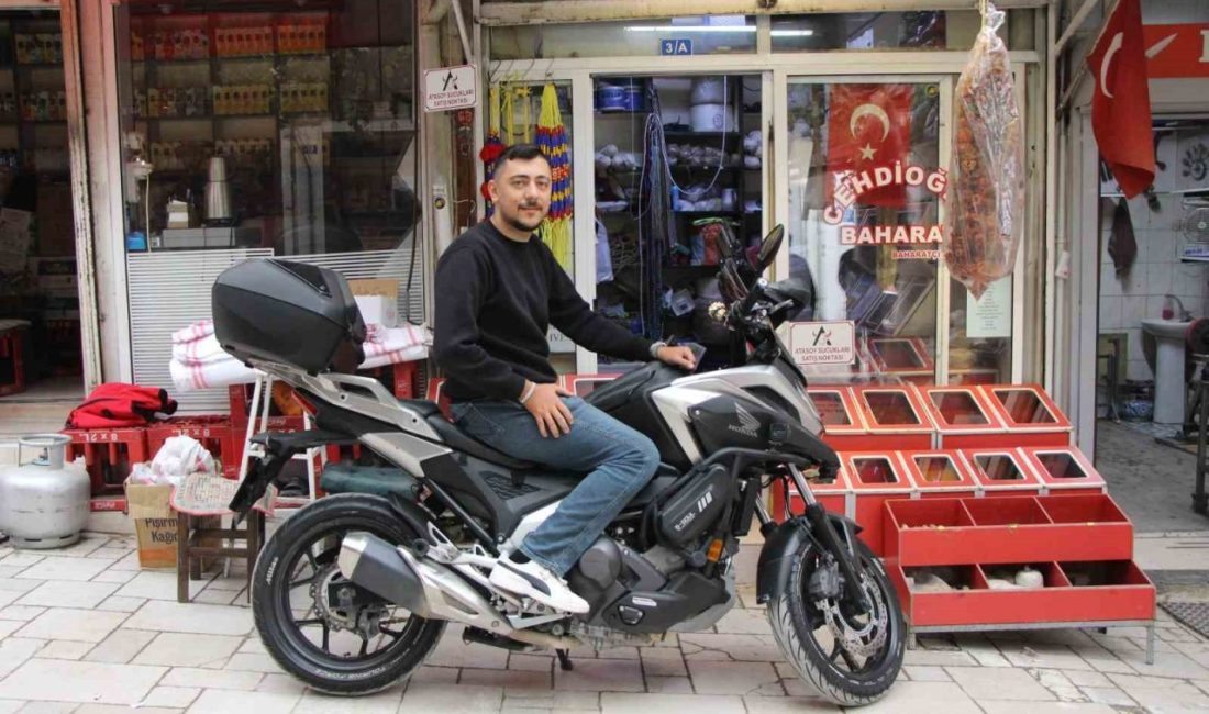 Amasya’nın Merzifon ilçesinde yaşayan baharatçı genç, dükkanını 2 haftalığına arkadaşına