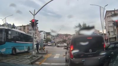 Tokat kent merkezinde trafikte ilerlemekte güçlük çeken ambulansa, araçlarından inen