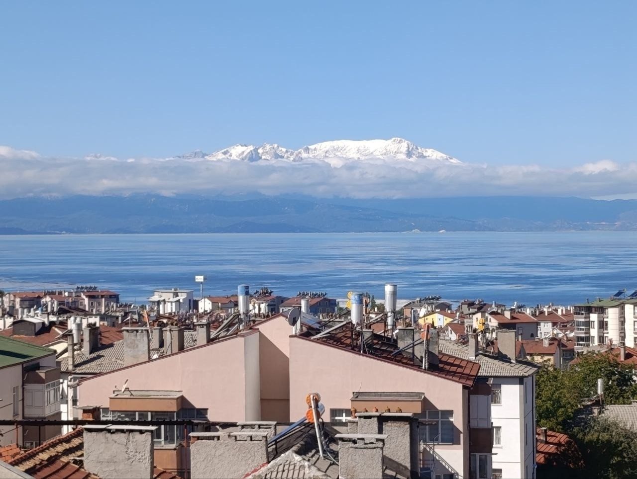 Konya’nın Beyşehir ilçesinin simgelerinden Anamas Dağı’nın zirvesi, mevsimin ilk karıyla